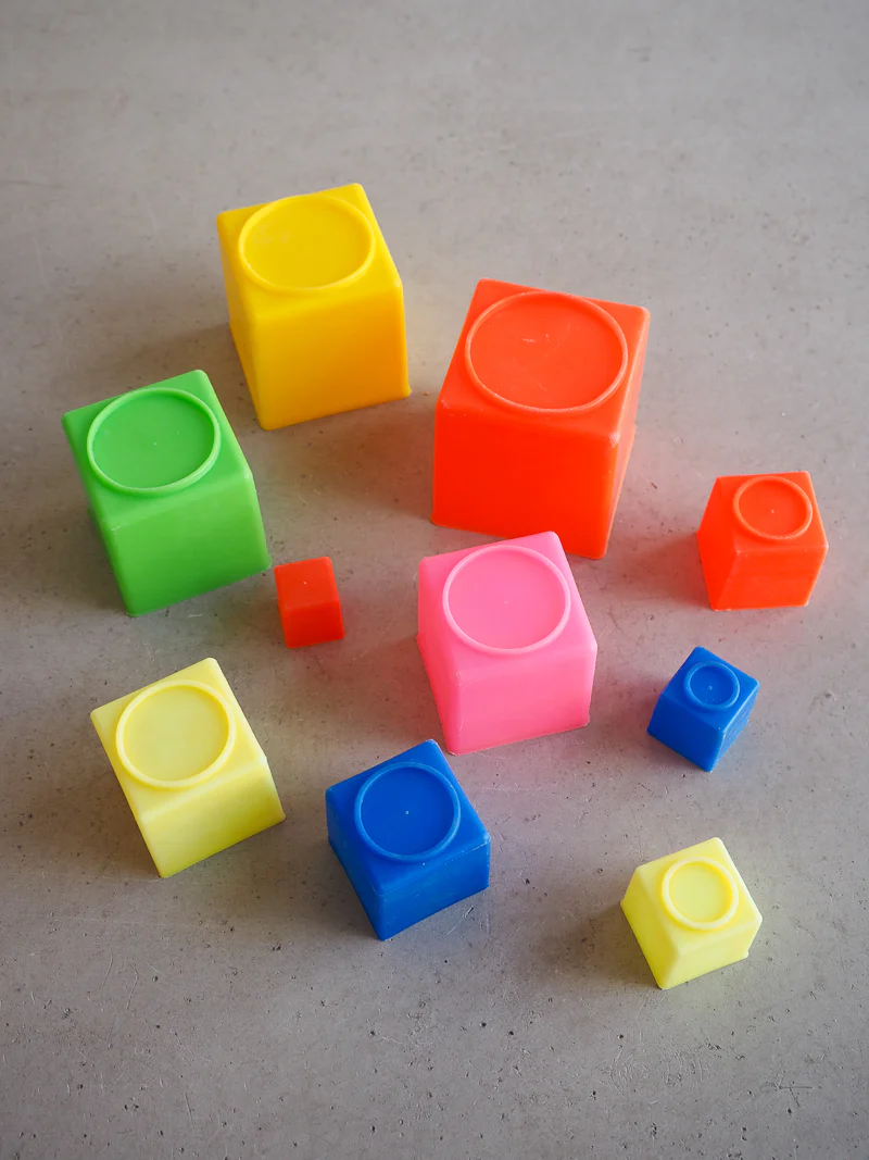 Jeu de 10 cubes gigognes en plastique coloré vintage